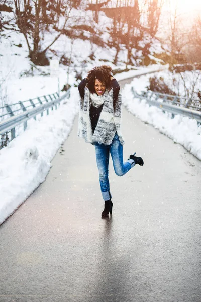 Jovem Mulher Negra Dançando Divertindo Sob Neve Inverno Frio — Fotografia de Stock