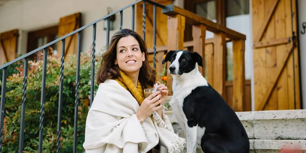 Mujer Relajada Con Perro Tomando Café Caliente Fuera Casa Temporada —  Fotos de Stock
