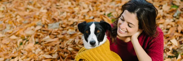 Mujer Feliz Con Perro Disfrutando Temporada Otoño Juntos Divertido Lindo —  Fotos de Stock