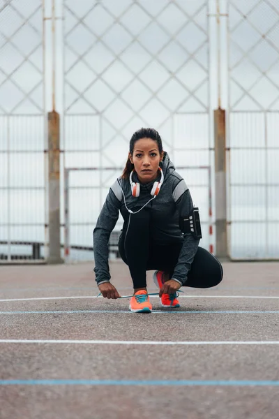 Illesztése Sportcipő Futás Vagy Edzés Előtt Kültéri Város Edzéstervet Női — Stock Fotó