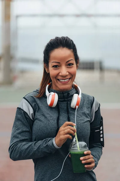 Jovem Mulher Fitness Bebendo Desintoxicação Smoothie Verde Durante Descanso Treino — Fotografia de Stock