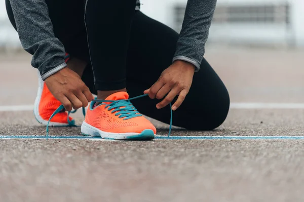 Sportif Swman Önce Koşu Ayakkabıları Daha Önce Eğitim Bağlama Detayını — Stok fotoğraf
