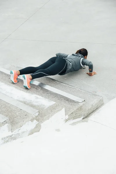 Exercício Mulher Fitness Urbano Fazendo Pés Elevados Flexões Exercício Livre — Fotografia de Stock