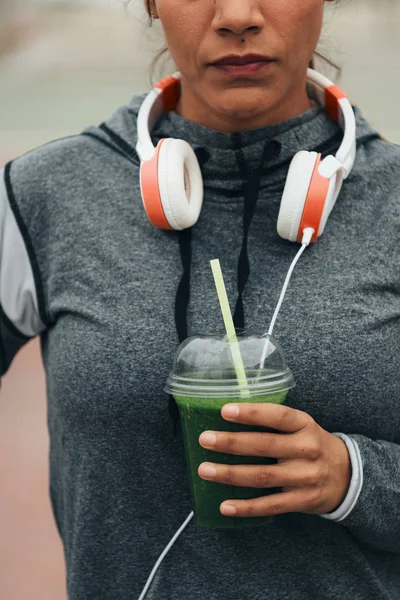 健康的体育和健身营养概念 女人喝绿色排毒思慕雪锻炼休息期间 — 图库照片