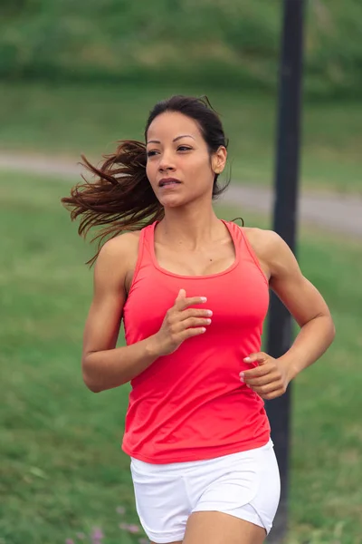 Donna Forma Che Corre All Aperto Parco Razza Mista Formazione — Foto Stock