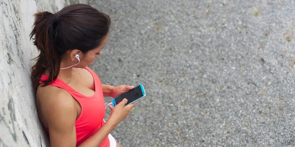 Спортивная Женщина Отдыхает Прослушивания Музыки Обмена Сообщениями Смартфоне — стоковое фото