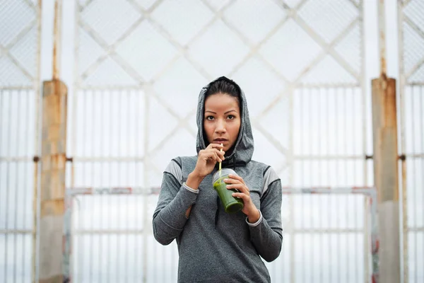 Городская Латинская Спортивная Женщина Отдыхает Распитие Диетического Коктейля Фитнес Питание — стоковое фото