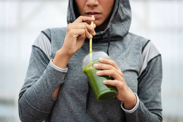 运动的妇女休息饮用营养排毒冰沙的细节 健身营养和户外锻炼理念 — 图库照片