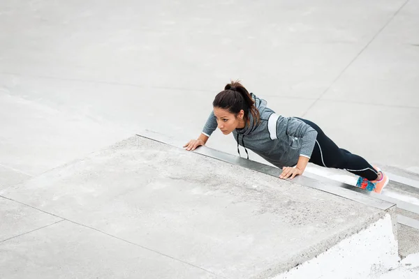 Güçlü Kadının Yapması Push Ups Kentsel Merdivenlerde Kadın Latin Sporcu — Stok fotoğraf