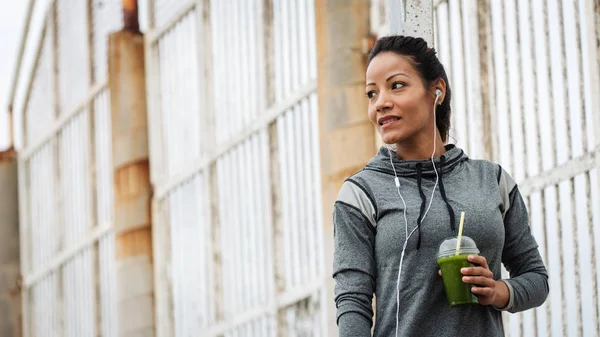 Bir Egzersiz Diğerleri Üzerinde Mutlu Kentsel Fitness Kadın Içme Detoks — Stok fotoğraf