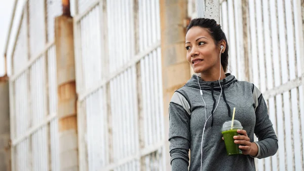 Feliz Mujer Fitness Urbana Bebiendo Batido Verde Desintoxicación Descanso Entrenamiento — Foto de Stock