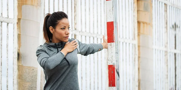 Γυμναστήριο Γυναίκα Κάνει Τους Θωρακικούς Μυς Που Εκτείνεται Άσκηση Κίνητρα — Φωτογραφία Αρχείου