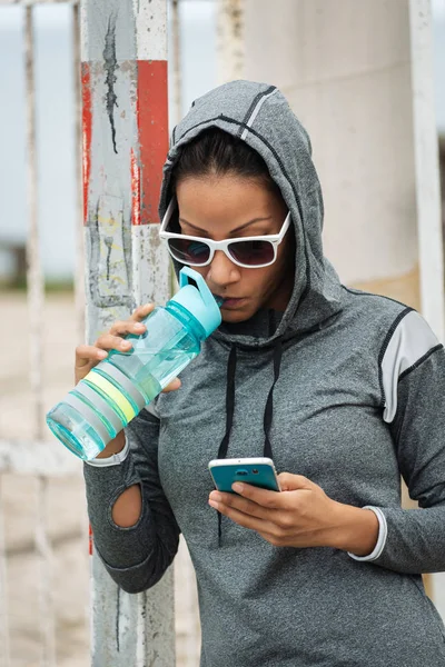 Çme Suyu Için Bir Egzersiz Dinlenme Alarak Smartphone Kullanarak Latince — Stok fotoğraf