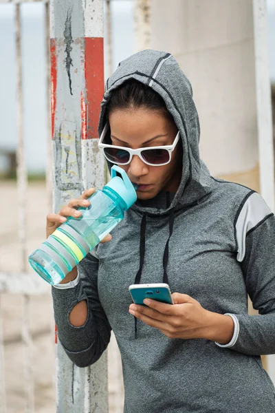 Mujer Fitness Urbana Latina Tomando Descanso Entrenamiento Para Agua Potable — Foto de Stock