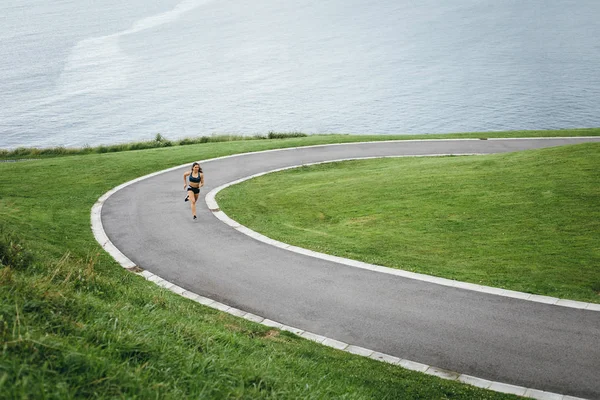 Sportliche Junge Sportlerin Läuft Auf Einer Rampe Meer Zum Beinkrafttraining — Stockfoto