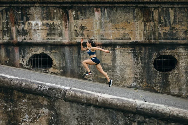 Sportliche Junge Sportlerin Läuft Auf Einer Rampe Zum Beinkrafttraining — Stockfoto