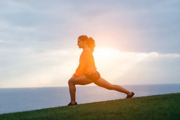 Sportliche Frau Beim Stretching Und Sport Freien Bei Sonnenaufgang Gesunder — Stockfoto