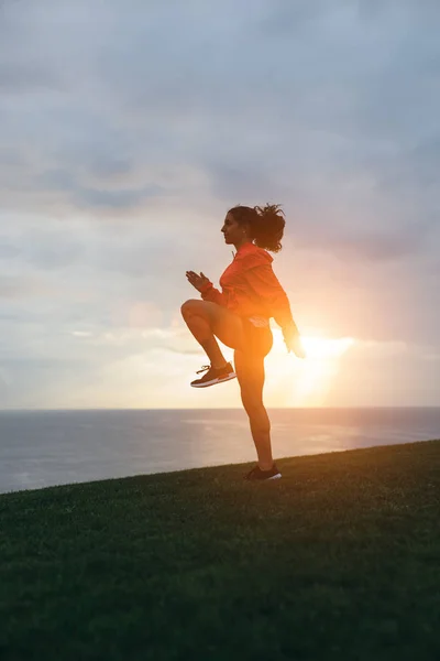 スポーティな女性が縄跳びのウォーム アップ日の出屋外を実行するための運動を行います 健康的なライフ スタイルとスポーツ コンセプト — ストック写真