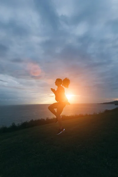 Sportif Kadın Güneş Doğarken Açık Çalıştırmak Için Egzersiz Atlama Isınma — Stok fotoğraf