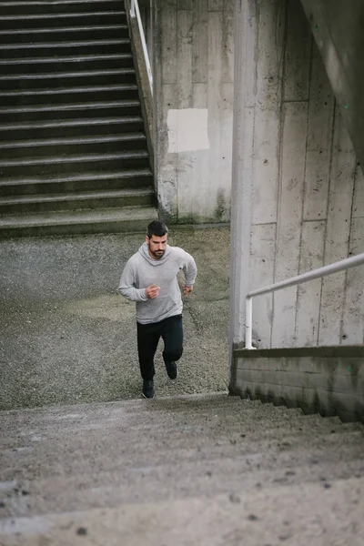 Atleta Urbano Correr Cima Homem Desportivo Trabalhando Fora Subindo Escadas — Fotografia de Stock