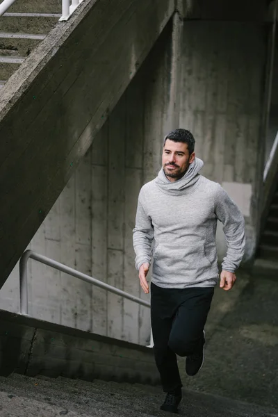 Atleta Urbano Correr Nas Escadas Treinamento Desportivo Fora — Fotografia de Stock