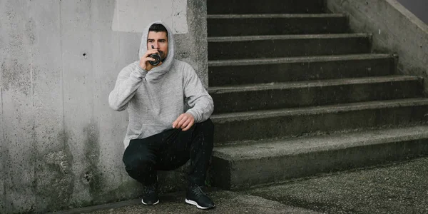 Homem Desportivo Tendo Descanso Treino Fitness Para Beber Água Atleta — Fotografia de Stock