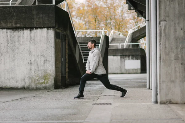 Hombre Deportivo Estirando Las Piernas Atleta Urbano Calentándose Antes Correr — Foto de Stock