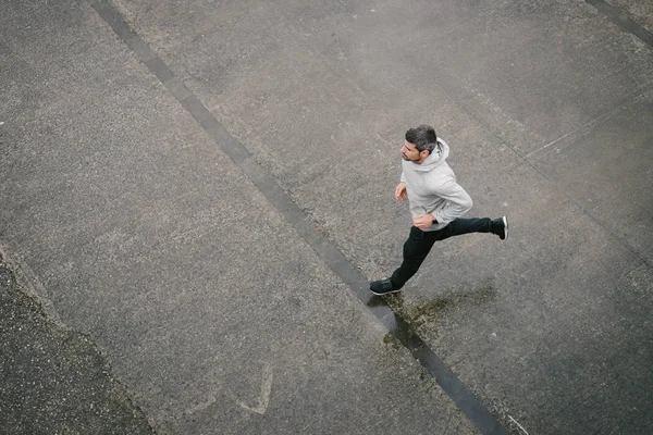 Vue Dessus Homme Sportif Courant Hiver Sur Asphalte Urbain Entraînement — Photo