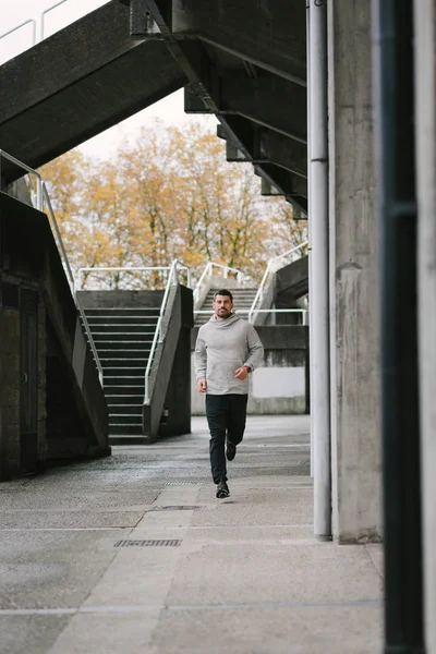 Sportiga Urban Mannen Kör Vintern Eller Hösten Manliga Löpare Utbildning — Stockfoto