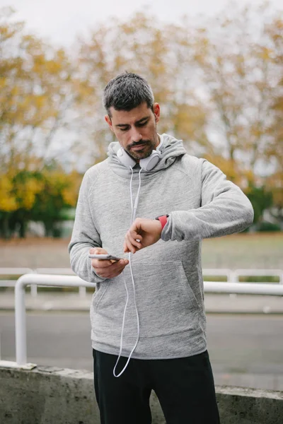 Urban Runner Using Sporty Smart Watch Smartphone App Training Modern — Stock Photo, Image