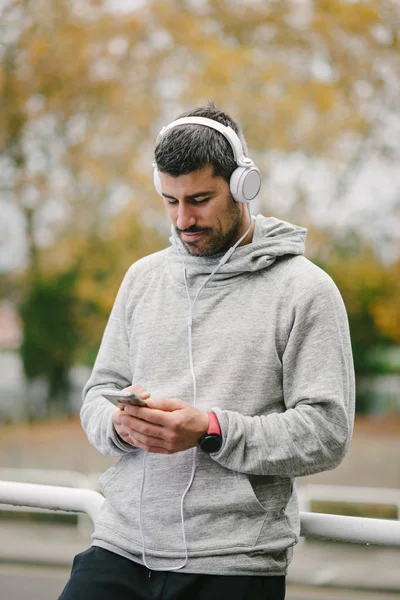 Fit Man Taking Running Workout Rest Texting Smartphone Listening Music — Stock Photo, Image