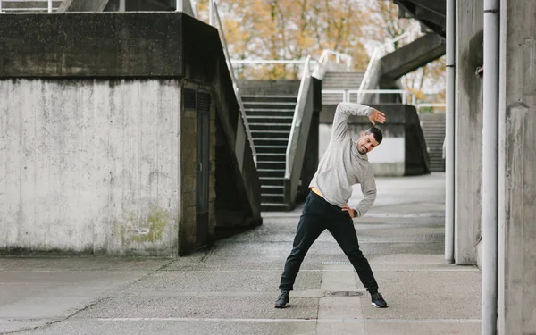 Homem Desportivo Esticar Braços Costas Atleta Urbano Aquecendo Antes Correr — Fotografia de Stock