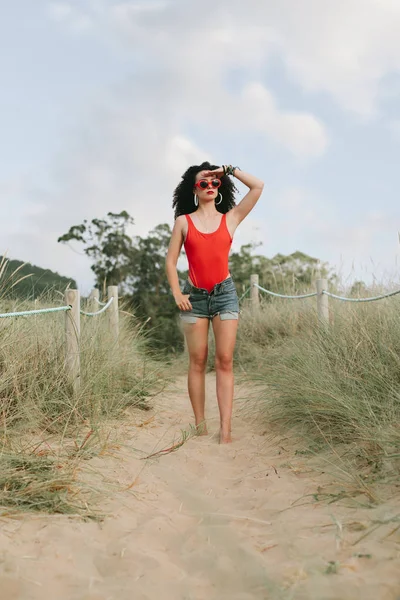 Stile Retrò Pop Estivo Giovane Ragazza Capelli Ricci Indossa Occhiali — Foto Stock