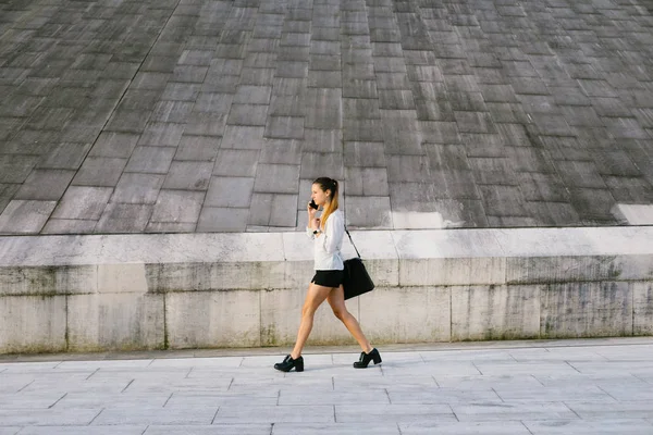 Jovem Mulher Profissional Elegante Ocupado Andando Fora Usando Celular Bonito — Fotografia de Stock