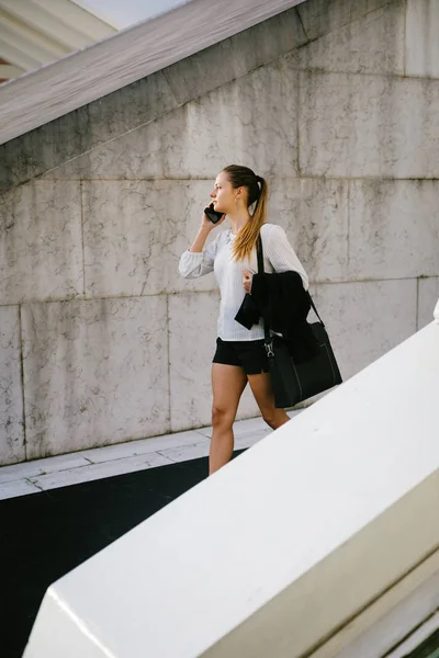 Jovem Mulher Profissional Ocupada Vivendo Seu Trabalho Com Pressa Respondendo — Fotografia de Stock