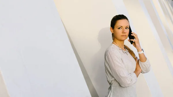 Selbstbewusste Junge Berufsfrau Telefoniert Vor Modernem Firmengebäude — Stockfoto