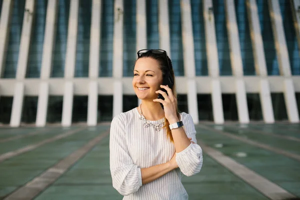 Cep Telefonu Çağrı Şirket Bina Dışında Başarılı Genç Kadını Profesyonel — Stok fotoğraf