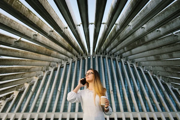 Ocupada Joven Mujer Negocios Pausa Del Café Teléfono Celular Fuera —  Fotos de Stock