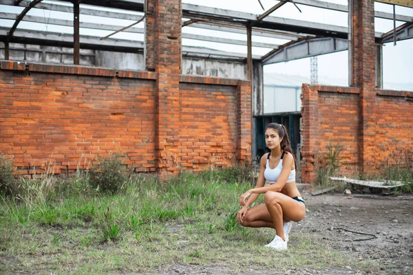 Confident Female Athlete Taking Running Workout Rest Old Industrial Ruins — Stock Photo, Image