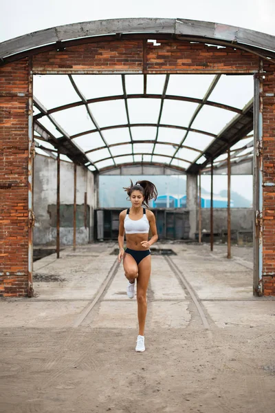 Young Female Athlete Doing Technique Running Place Exercise Old Industrial — Stock Photo, Image