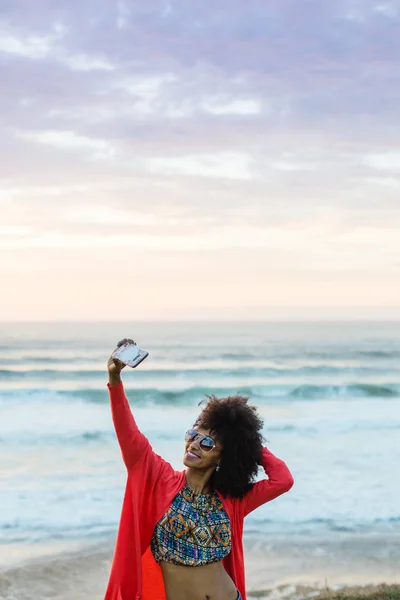 Stylish Afro Hair Woman Vacation Taking Selfie Photo Smartphone Sea — Stock Photo, Image