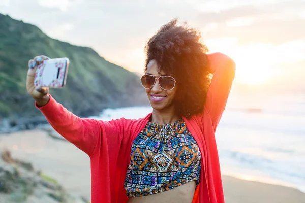 Fashionable Afro Hair Woman Vacation Taking Selfie Photo Smartphone Sea — Stock Photo, Image