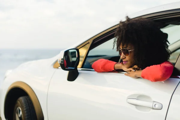 Stylish Black Woman Relaxing Car Trip Coast Fashionable Afro Hair — Stock Photo, Image