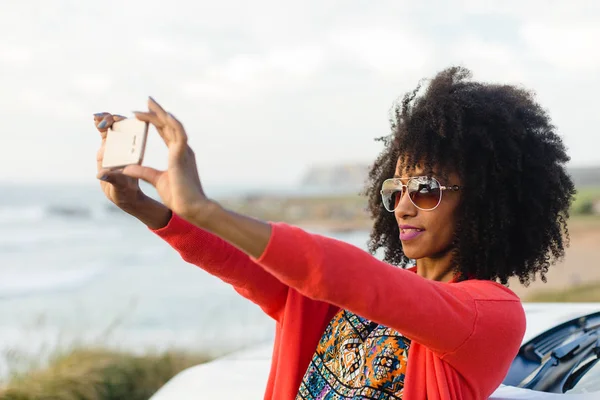 Modne Afro Włos Wakacje Biorąc Selfie Zdjęć Smartphone Kierunku Morza — Zdjęcie stockowe