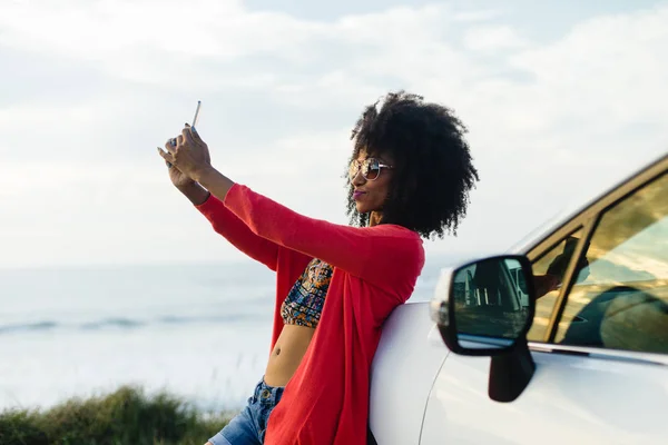 Fashionable Afro Hair Woman Vacation Taking Selfie Photo Smartphone Sea — Stock Photo, Image