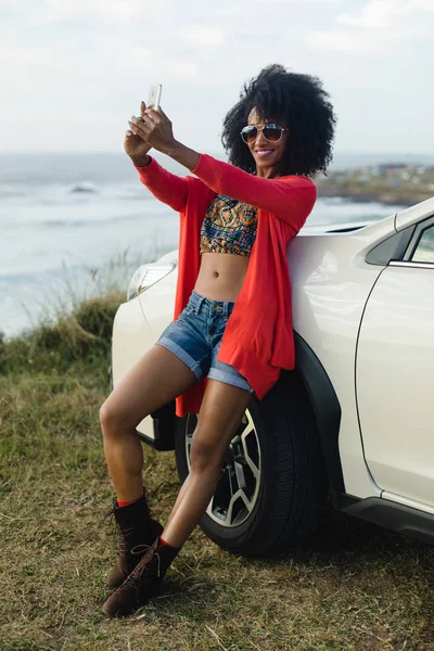 Fashionable Afro Hair Woman Vacation Taking Selfie Photo Smartphone Sea — Stock Photo, Image