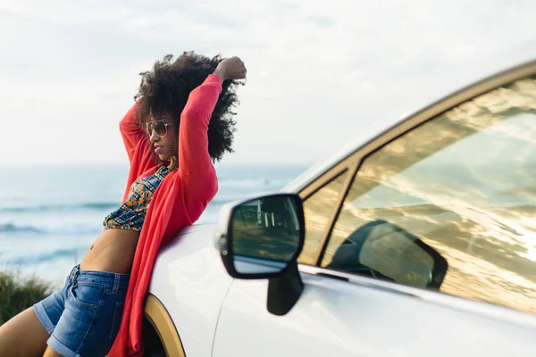 Stylish Black Woman Relaxing Car Trip Coast Fashionable Afro Hair — Stock Photo, Image