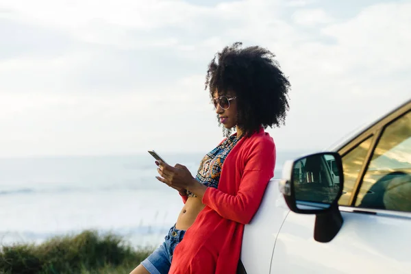 Fashionable Afro Hair Woman Vacation Texting Smartphone Sea Stylish Black — Stock Photo, Image