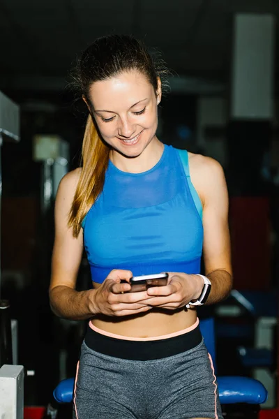 Joven Mujer Fitness Haciendo Ejercicio Gimnasio Chica Forma Tomando Descanso — Foto de Stock