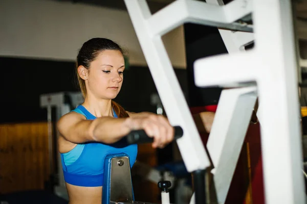 年轻的健身女子在健身房锻炼 后排锻炼 — 图库照片